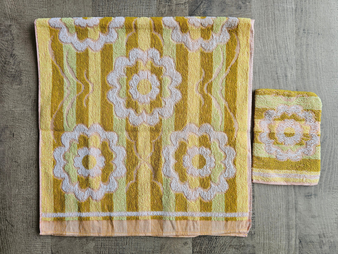 Vintage handdoek mosterdgeel met gele bloemenprint en bijpassende washand, 97 x 47 cm, nieuwstaat.