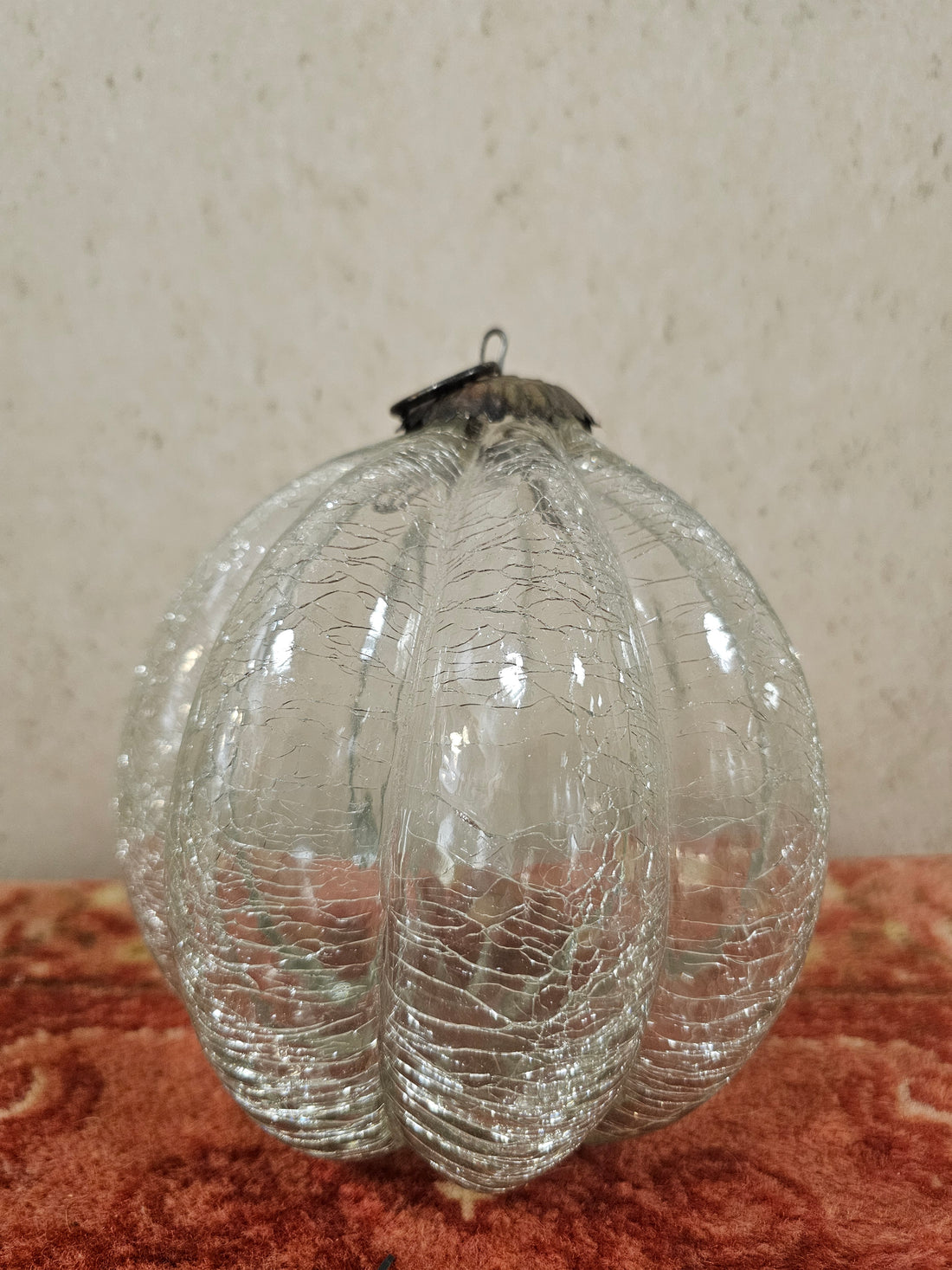 Grote krakelee glazen kerstbal pompoenvorm – heksenbal helder glas 16 cm