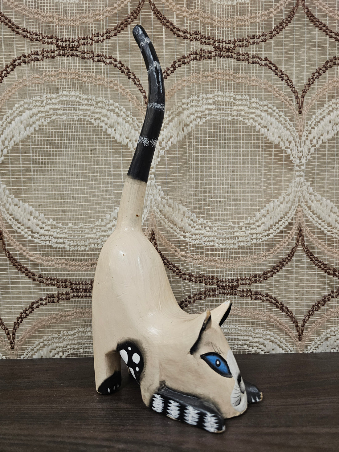 Handgesneden houten kattenbeeld licht van kleur met hoge staart