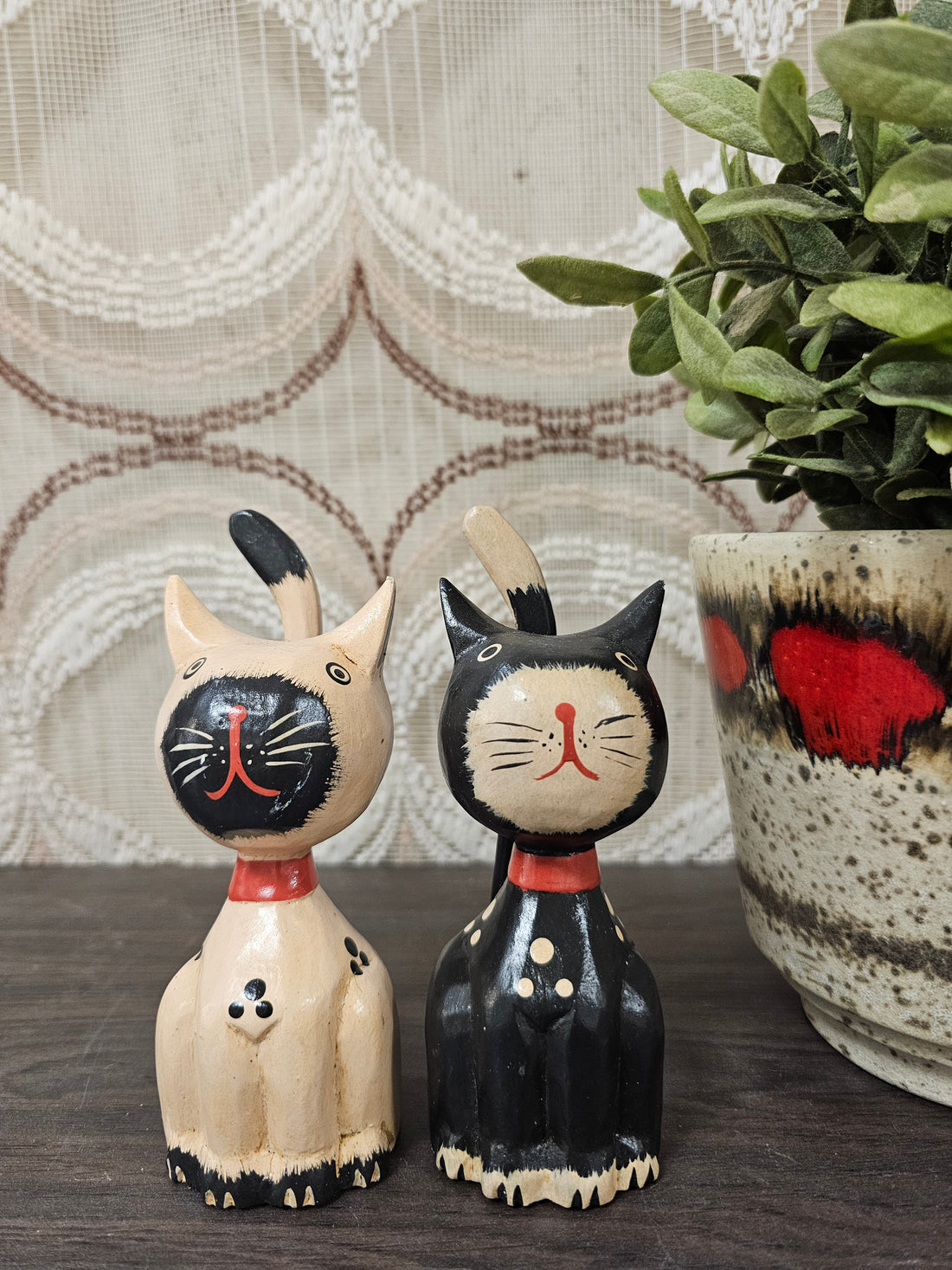 twee houten katten beeldjes uit de jaren 70, vintage decoratie