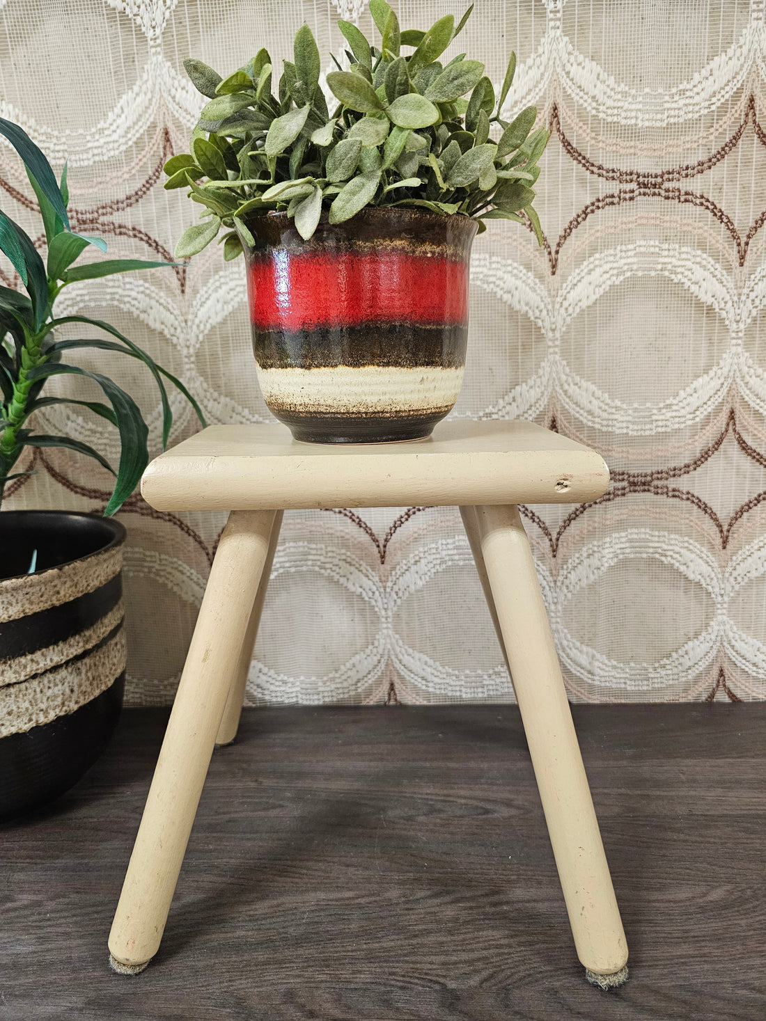 Beige houten melkkrukje, 4 schuine poten, 28,5 cm hoog, vintage krukje als decoratie of plantentafeltje.