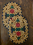 Set van twee vintage houten pannenonderzetters met bloemmotief en gekleurde houten kralen