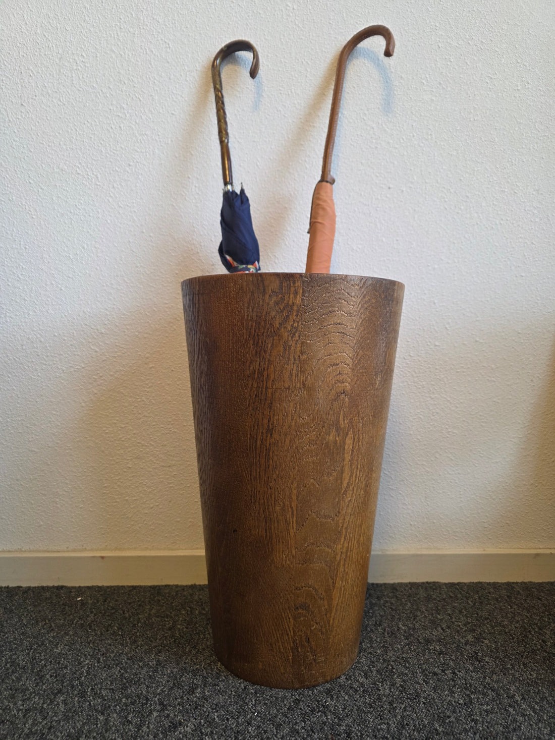 Houten paraplubak van dik donker hout met ronde vorm, 46 cm hoog