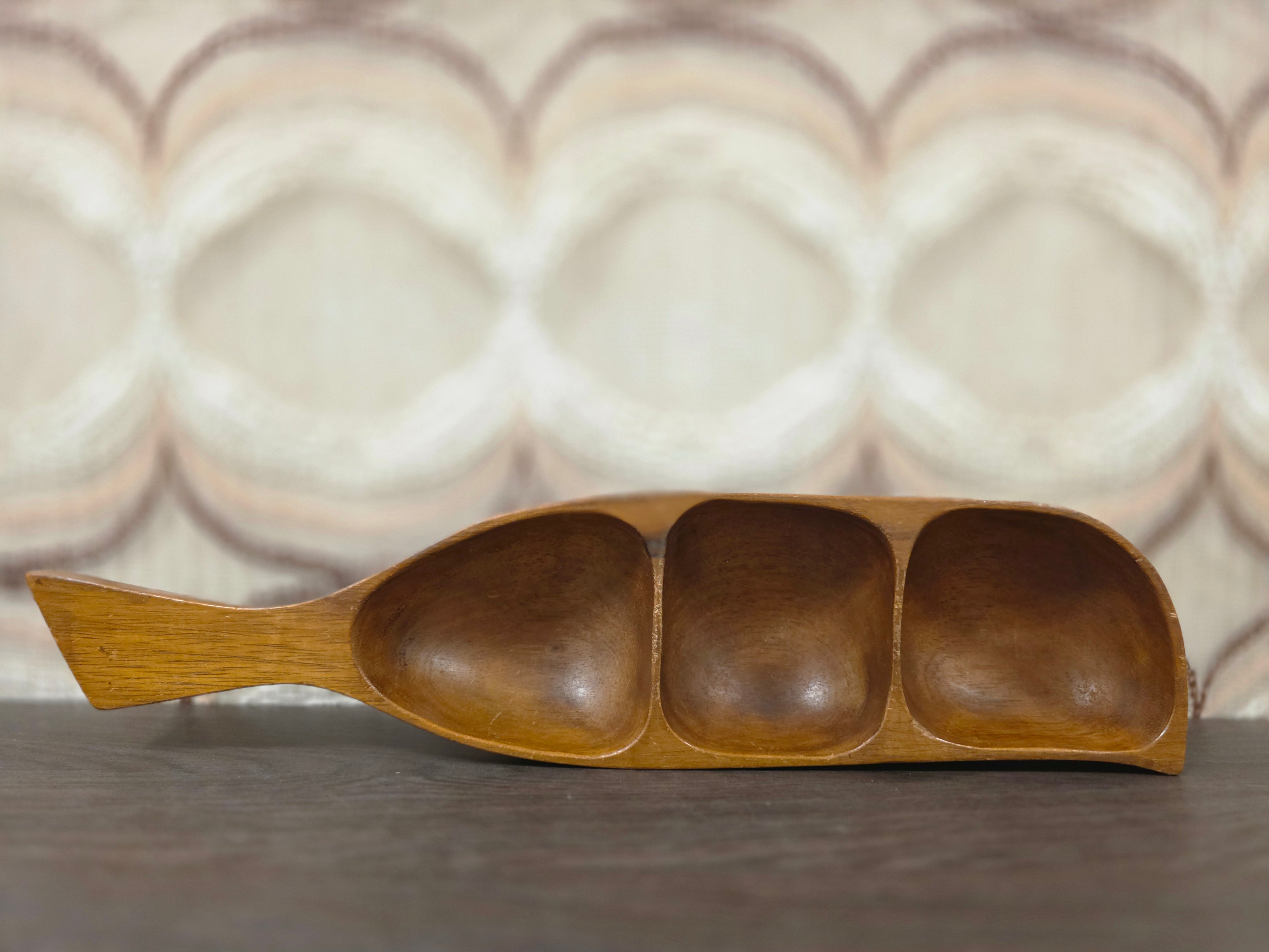 Vintage houten snackschaal van 43 cm lang met handgreep en drie vakken.