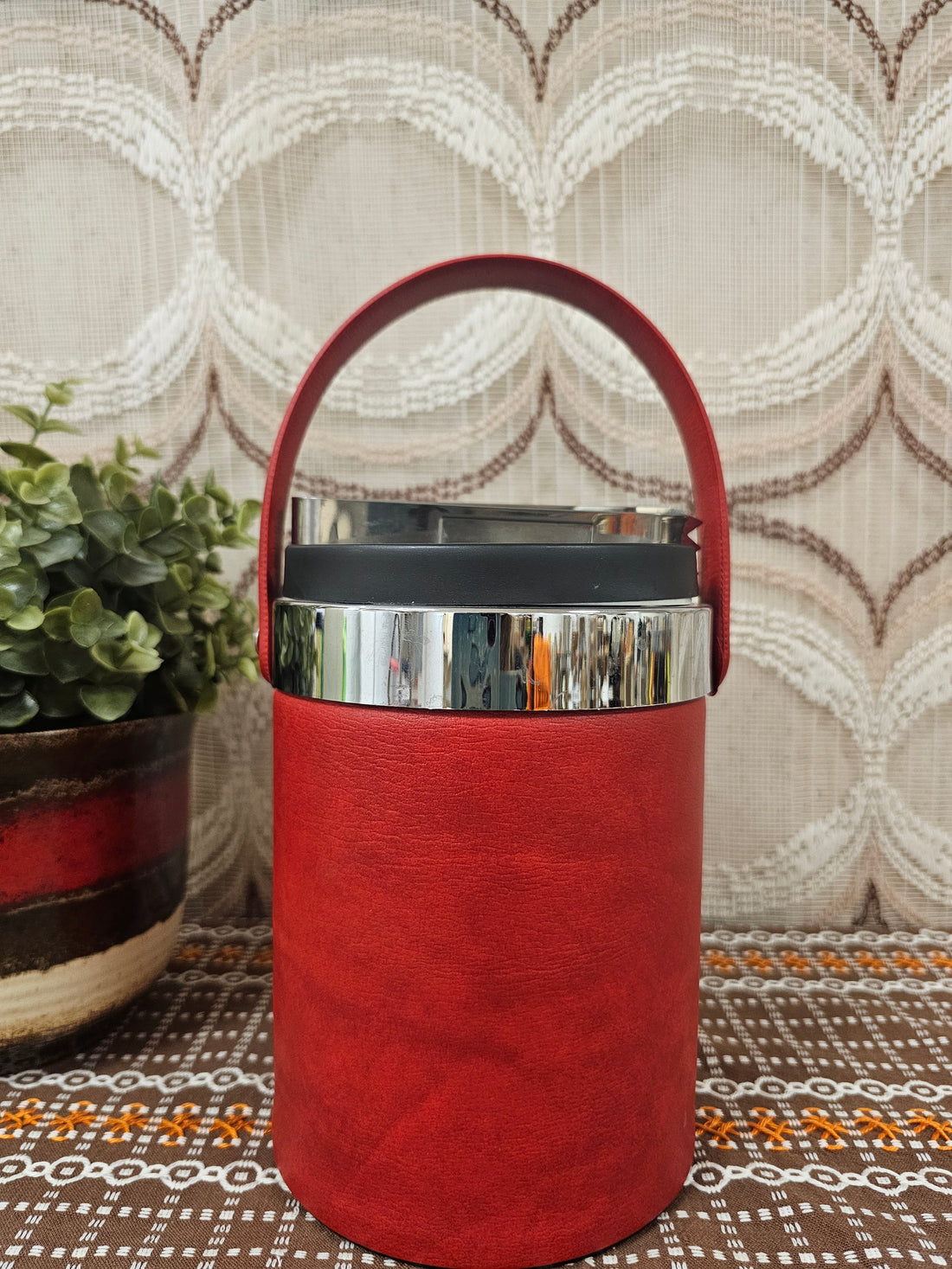 Rode vintage ijsemmer van skaileer met ijstang, jaren ’70 stijl