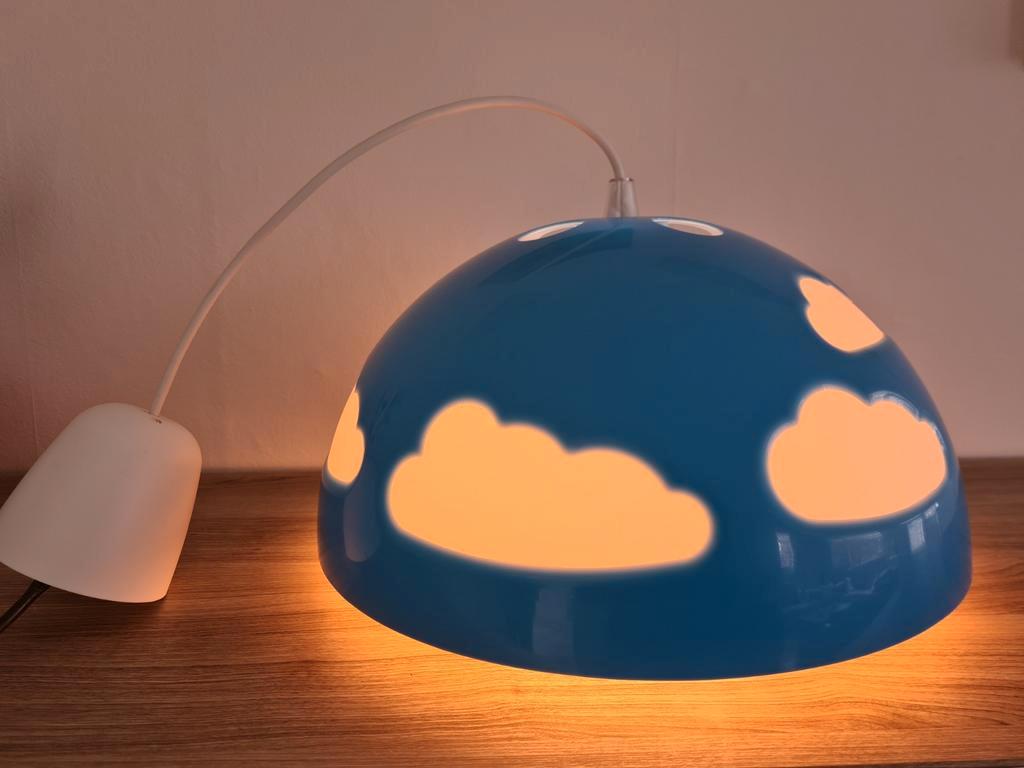 Ikea Skojig blauwe wolkenlamp, paddenstoellamp, hanglamp, plafondlamp.