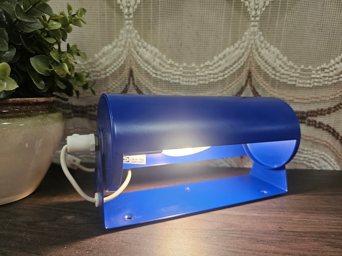 Ikea LOD V413 wandlamp in blauw met draaibare metalen kap