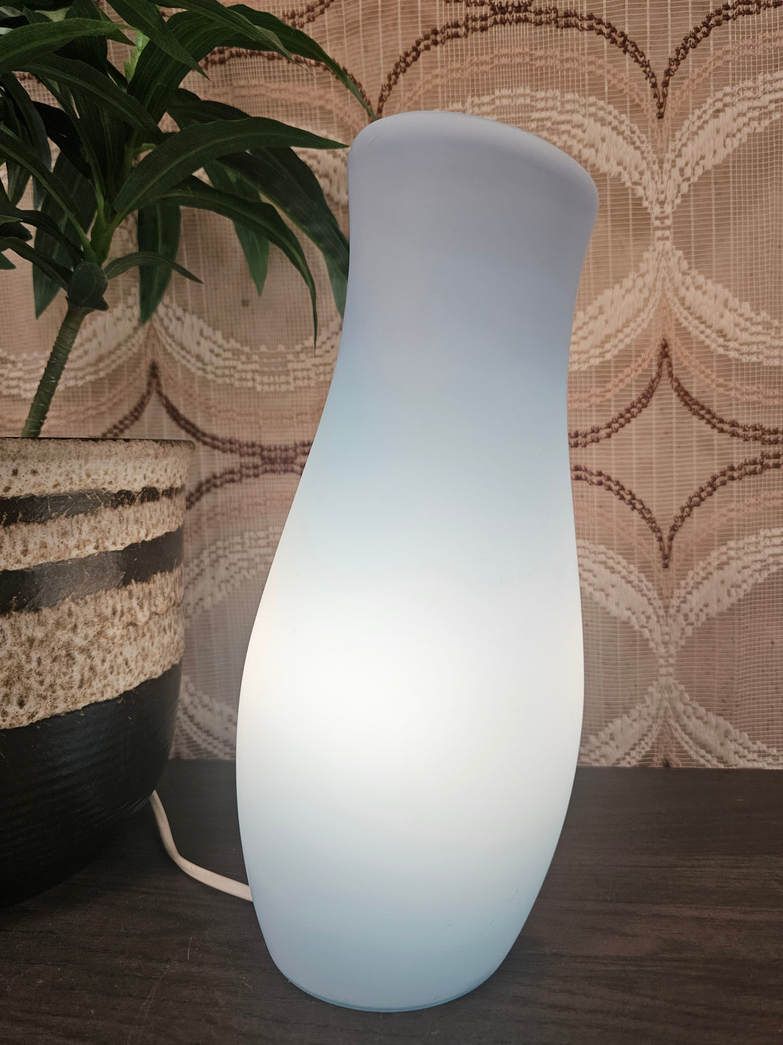 Ikea Mylonit glazen tafellamp, ontwerp K. Leibel & K. Andreasson, jaren 90, 30 cm hoog, wit buitenkant met blauwe binnenkant.