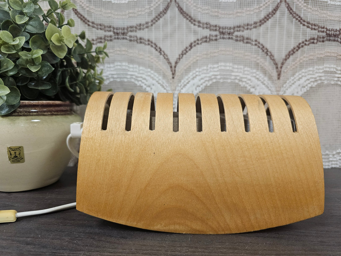 IKEA Strimma houten wandlamp met gebogen vorm en verticale lichtsleuven, zachte wandverlichting