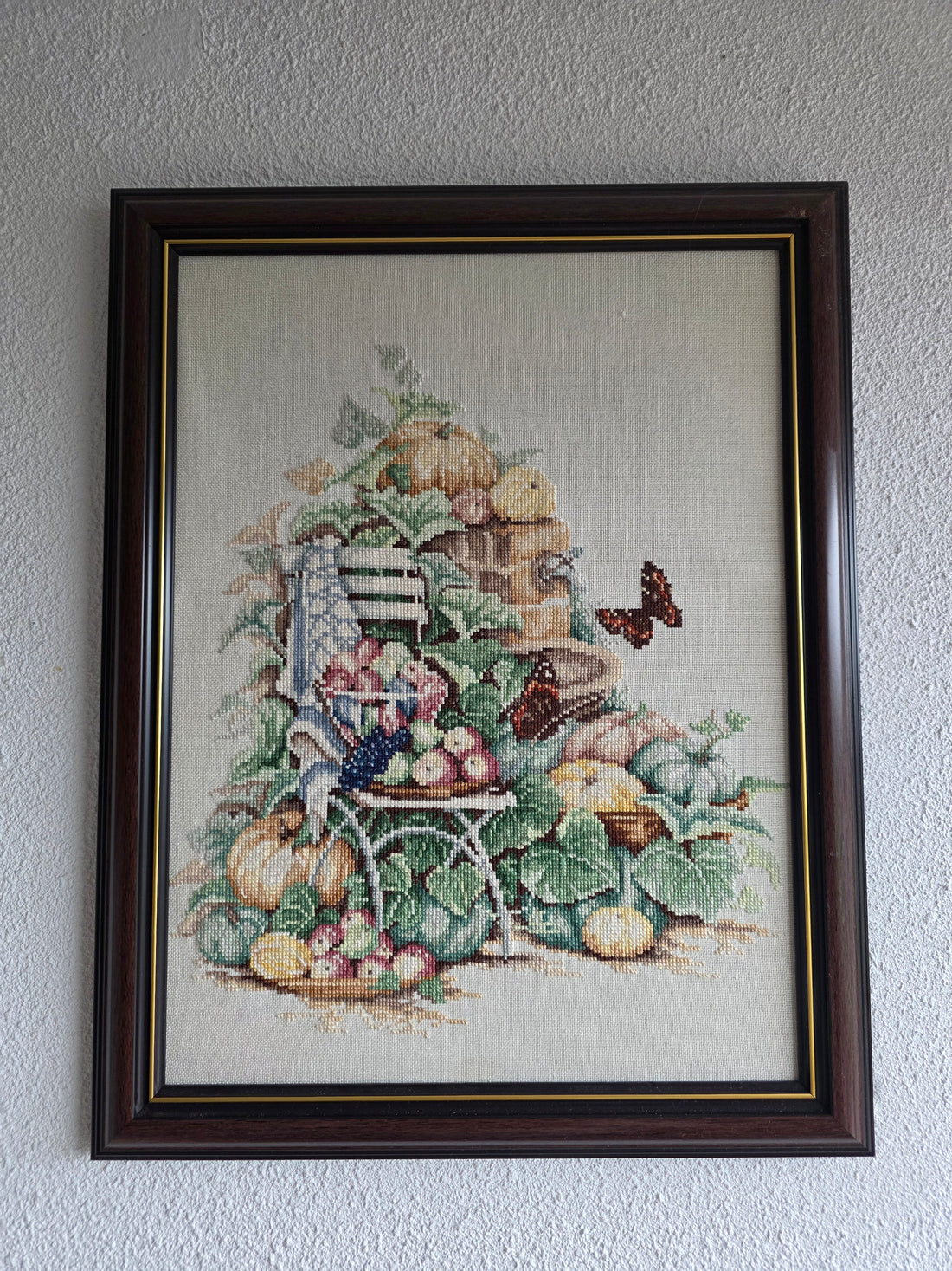 Ingelijst borduurwerk met bloemen groente en vlinders