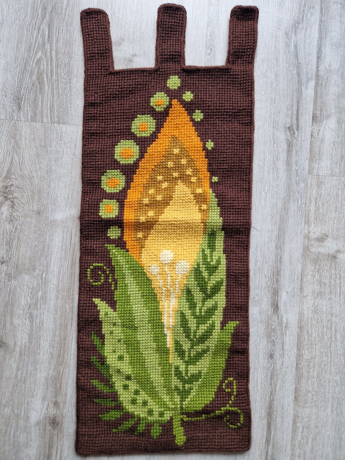 Jaren 70 handgeborduurd wandkleed