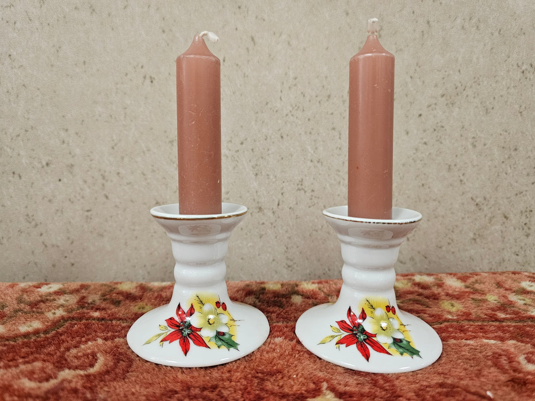 Twee witte vintage kerstkandelaars met kerststerdecoratie van 6,5 cm hoog, sfeervol kerstinterieur