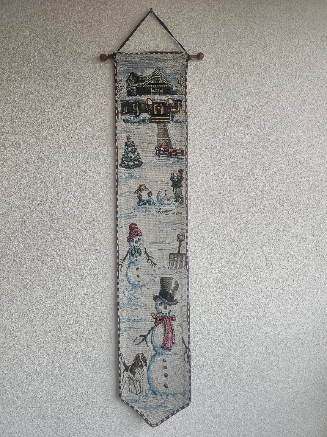 Vintage wandhanger met sneeuwpoppen en kersthuis 149×27 cm