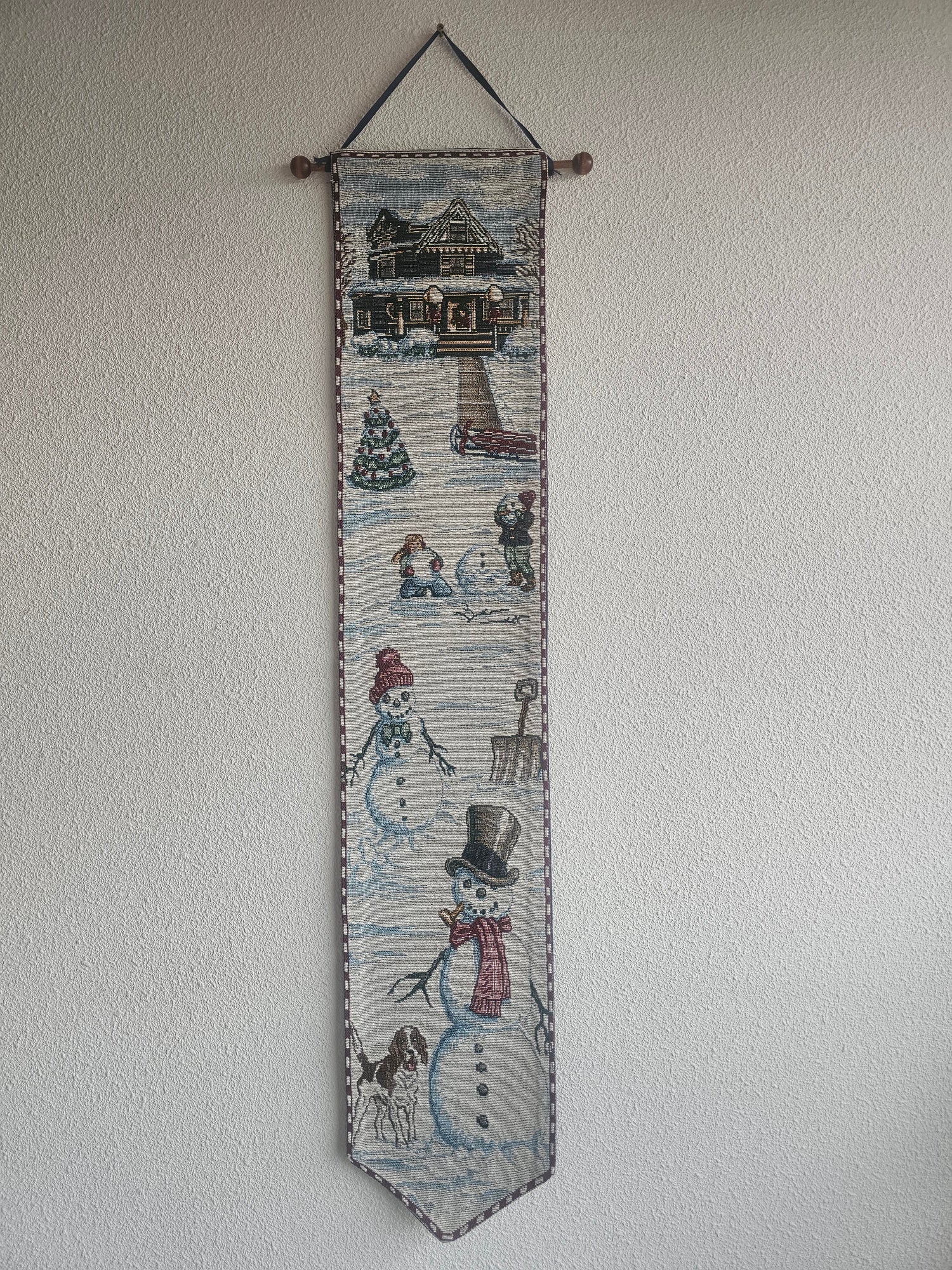 Vintage wandhanger met sneeuwpoppen en kersthuis 149×27 cm