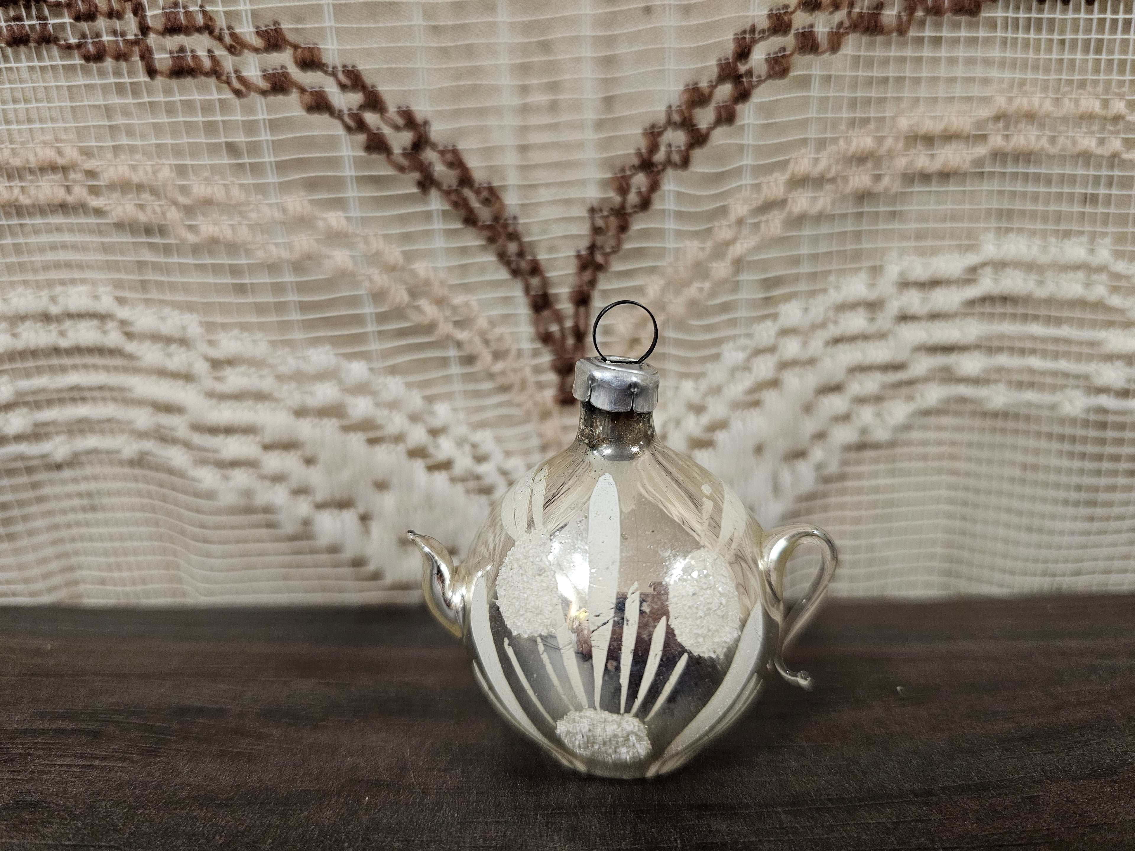 Glazen kerstornament in de vorm van een theepot, zilverkleurig met wit motief, ca. 5 cm