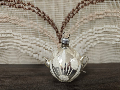 Glazen kerstornament in de vorm van een theepot, zilverkleurig met wit motief, ca. 5 cm