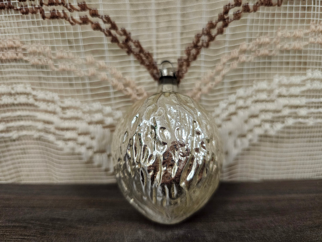 Glazen vintage kerstbal in de vorm van een walnoot, zilverkleurig met reliëf, ca. 7 cm