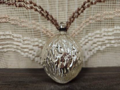 Glazen vintage kerstbal in de vorm van een walnoot, zilverkleurig met reliëf, ca. 7 cm