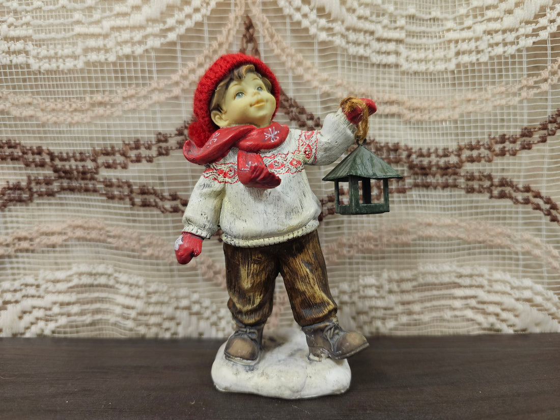 Kerstbeeldje kind met lantaarn en rode muts – 11,5 cm