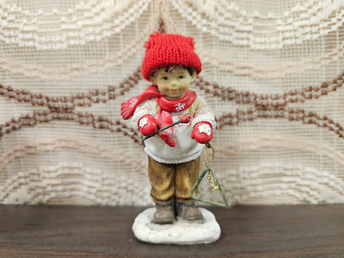 Kerstbeeldje jongen met triangel en rode muts – 11 cm hoog