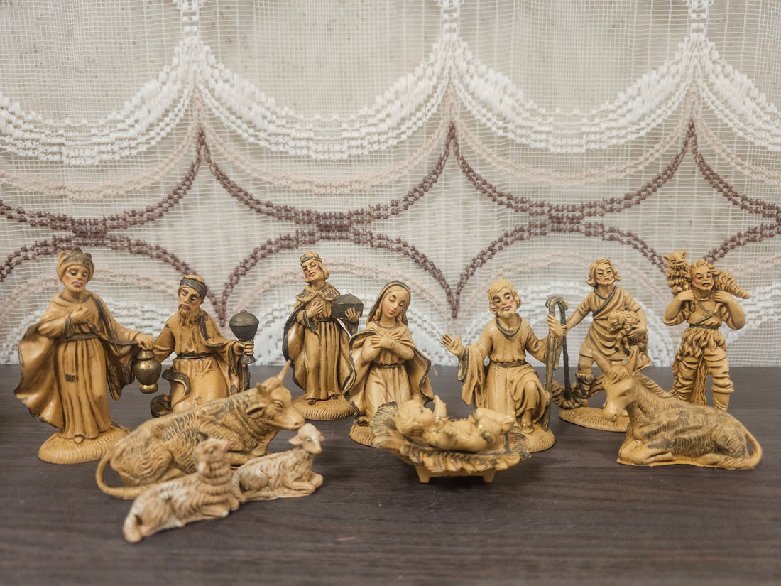 12-delige kerststal set vintage gemerkt Italy met los kindje Jezus in kribbe