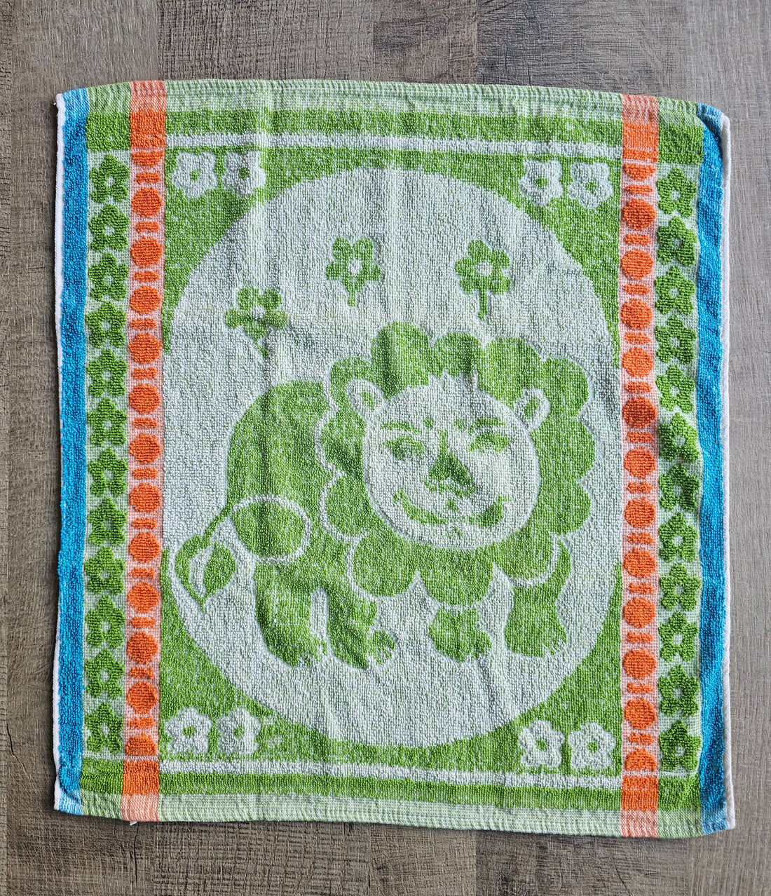Groen-wit-oranje vintage keukendoek met leeuwtje aan beide kanten, gemaakt van stevig katoen.