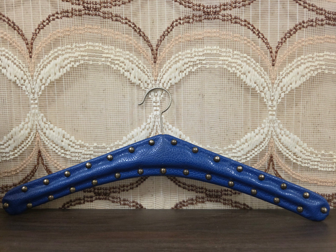 Vintage donkerblauwe skailederen kledinghanger met metalen studs