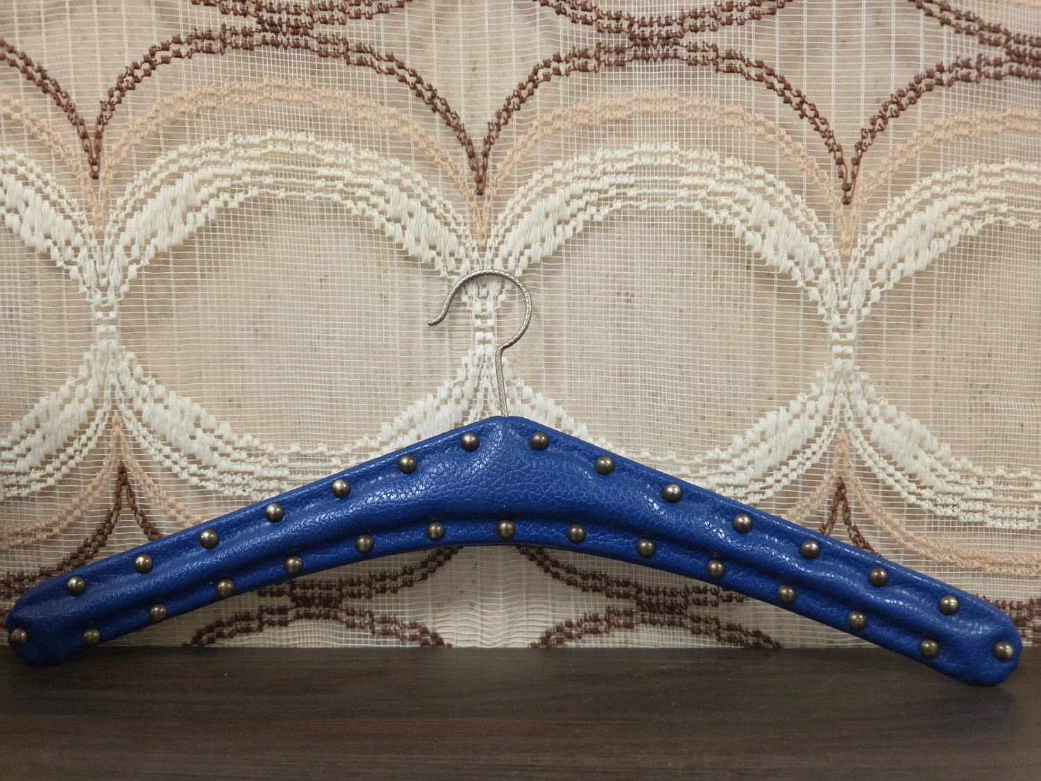 Vintage donkerblauwe skailederen kledinghanger met metalen studs