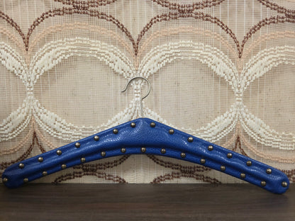 Vintage donkerblauwe skailederen kledinghanger met metalen studs
