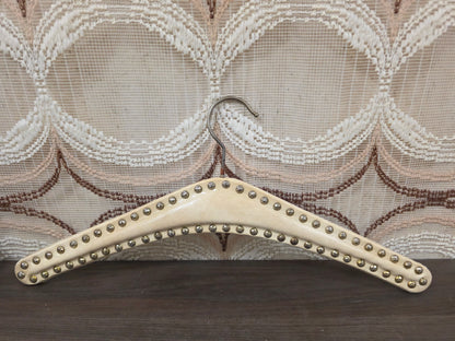 Vintage skailederen kledinghanger crème met metalen studs