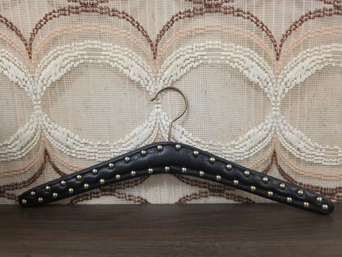 Vintage zwarte skailederen kledinghanger met metalen studs