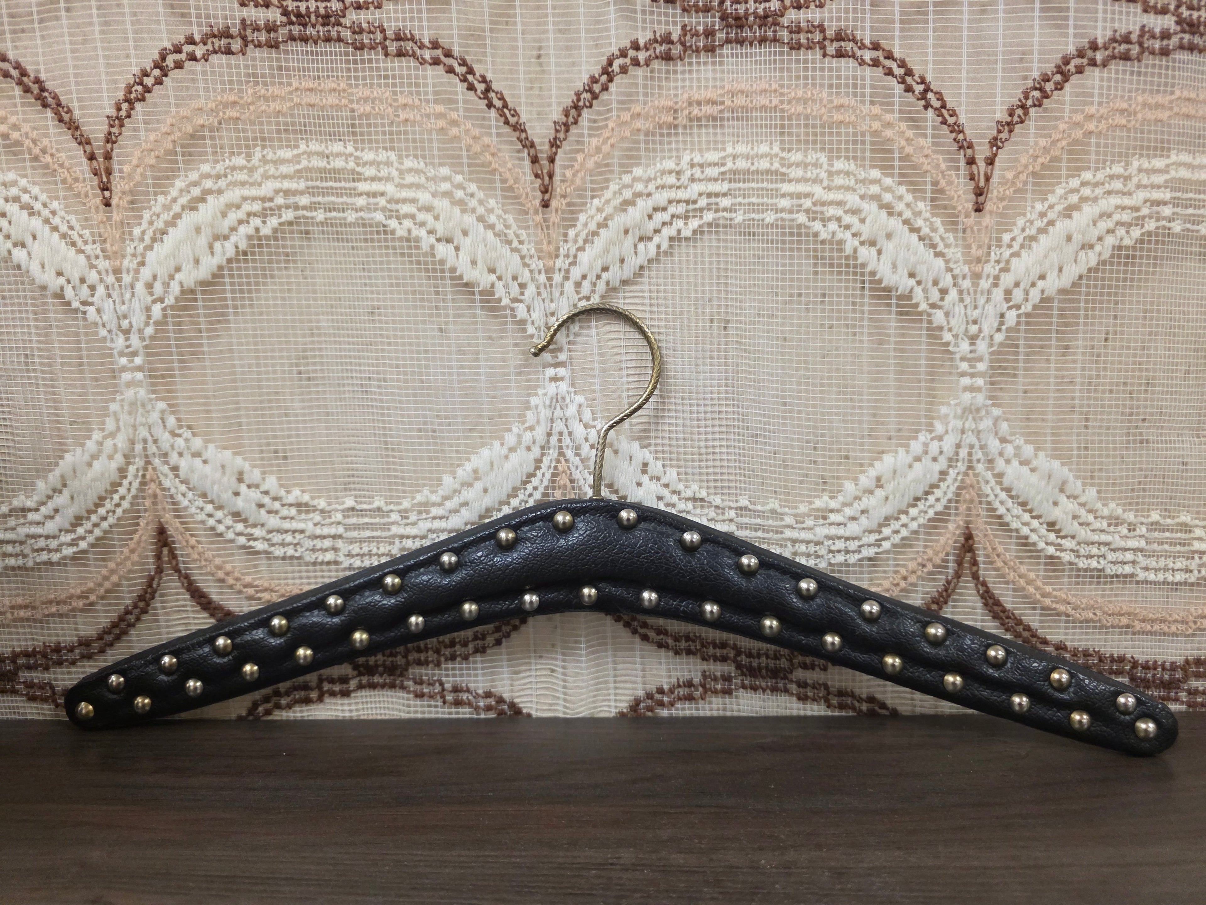 Vintage zwarte skailederen kledinghanger met metalen studs