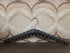 Vintage zwarte skailederen kledinghanger met metalen studs