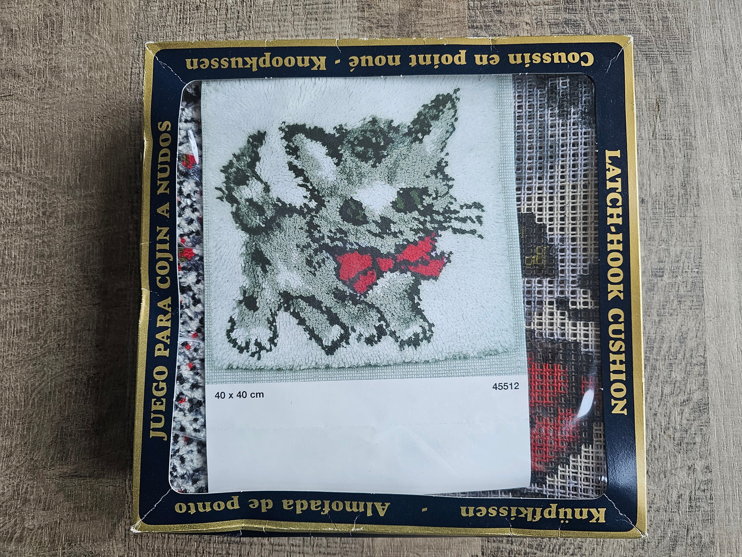 Latch hook knoopkussen set met kat in rode strik – Smyrna wol