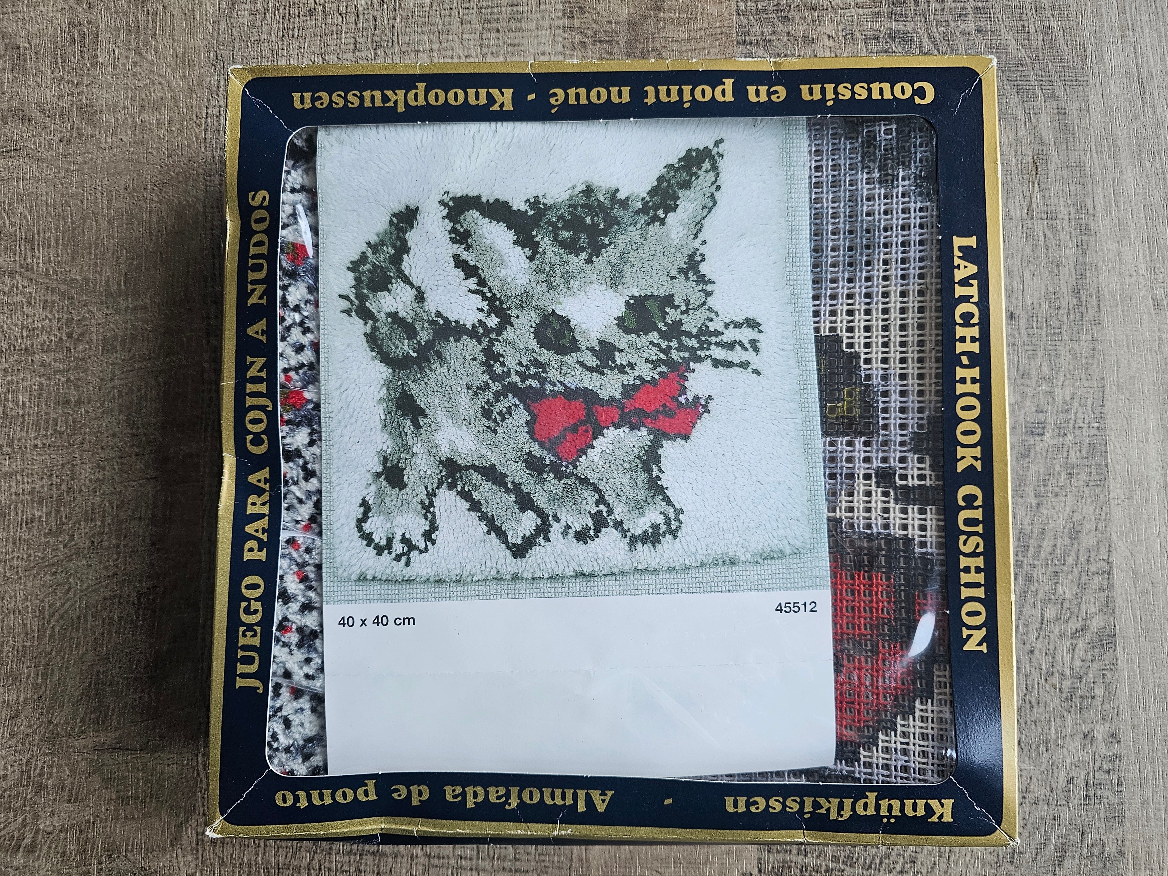 Latch hook knoopkussen set met kat in rode strik – Smyrna wol