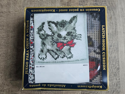 Latch hook knoopkussen set met kat in rode strik – Smyrna wol