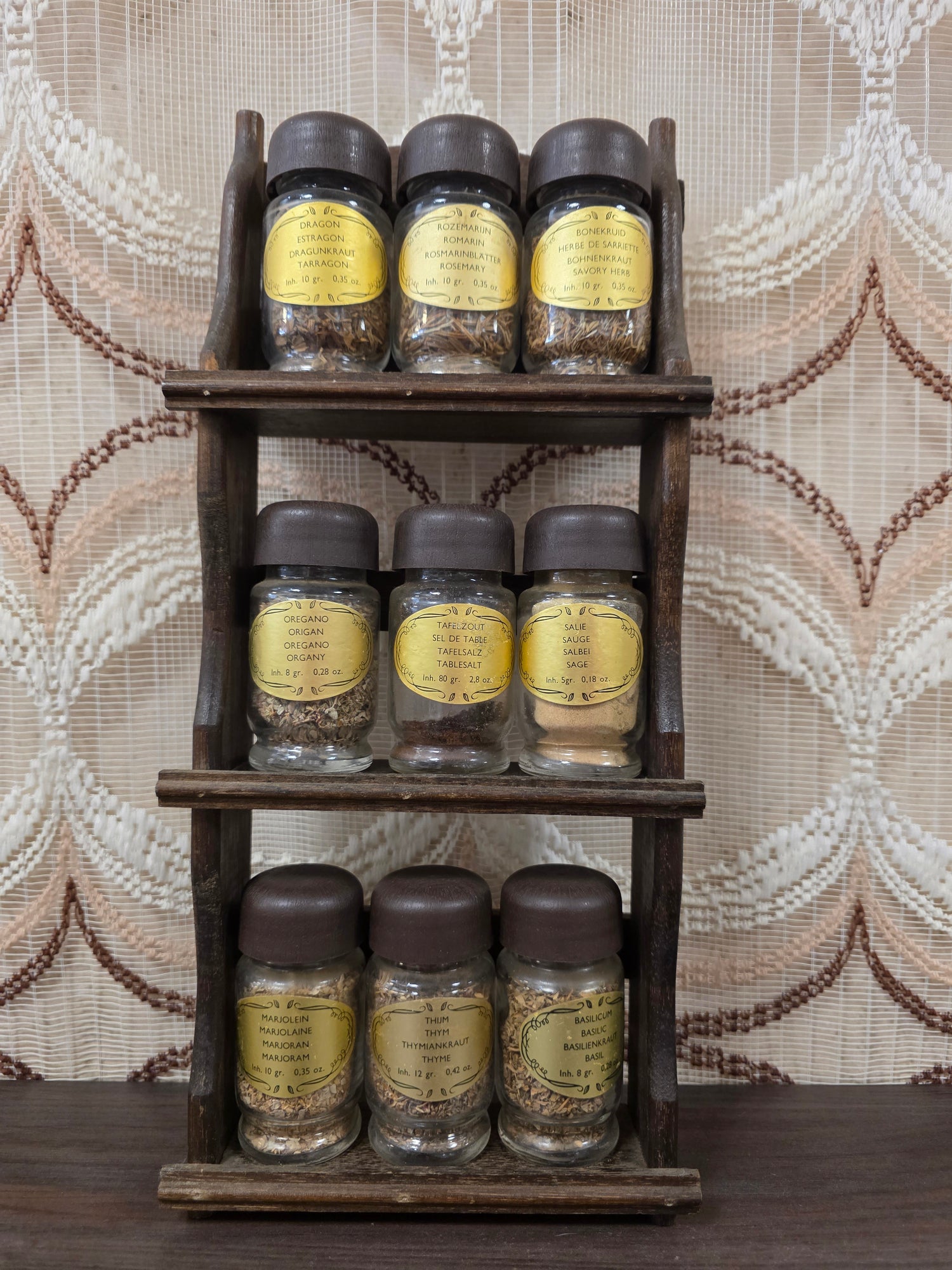 Vintage houten kruidenrek met negen glazen kruidenpotjes
