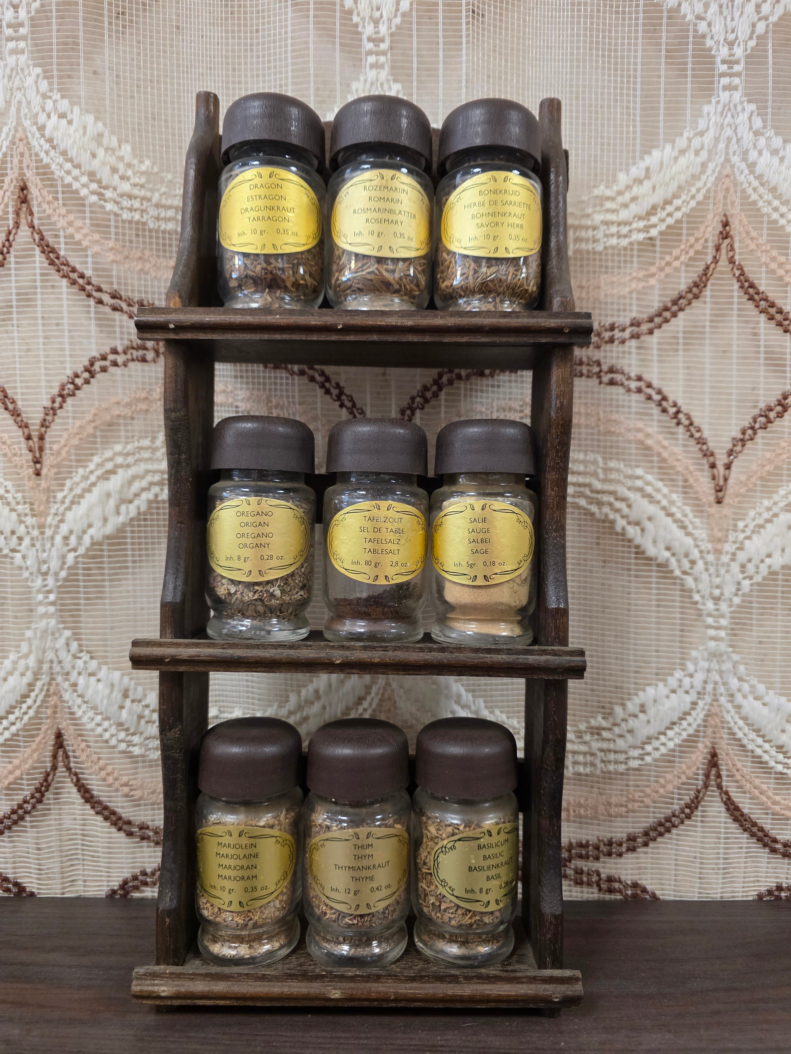Vintage houten kruidenrek met negen glazen kruidenpotjes