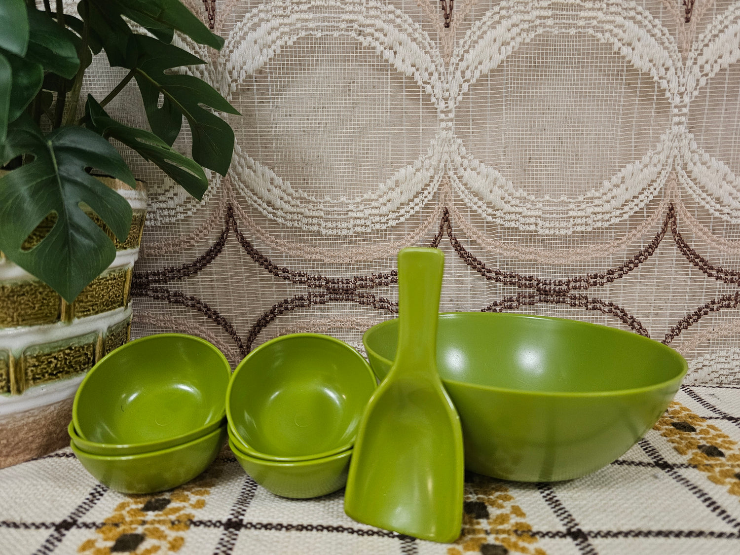 Vintage kunststof pindaset mosgroen met zes schaaltjes en lepel