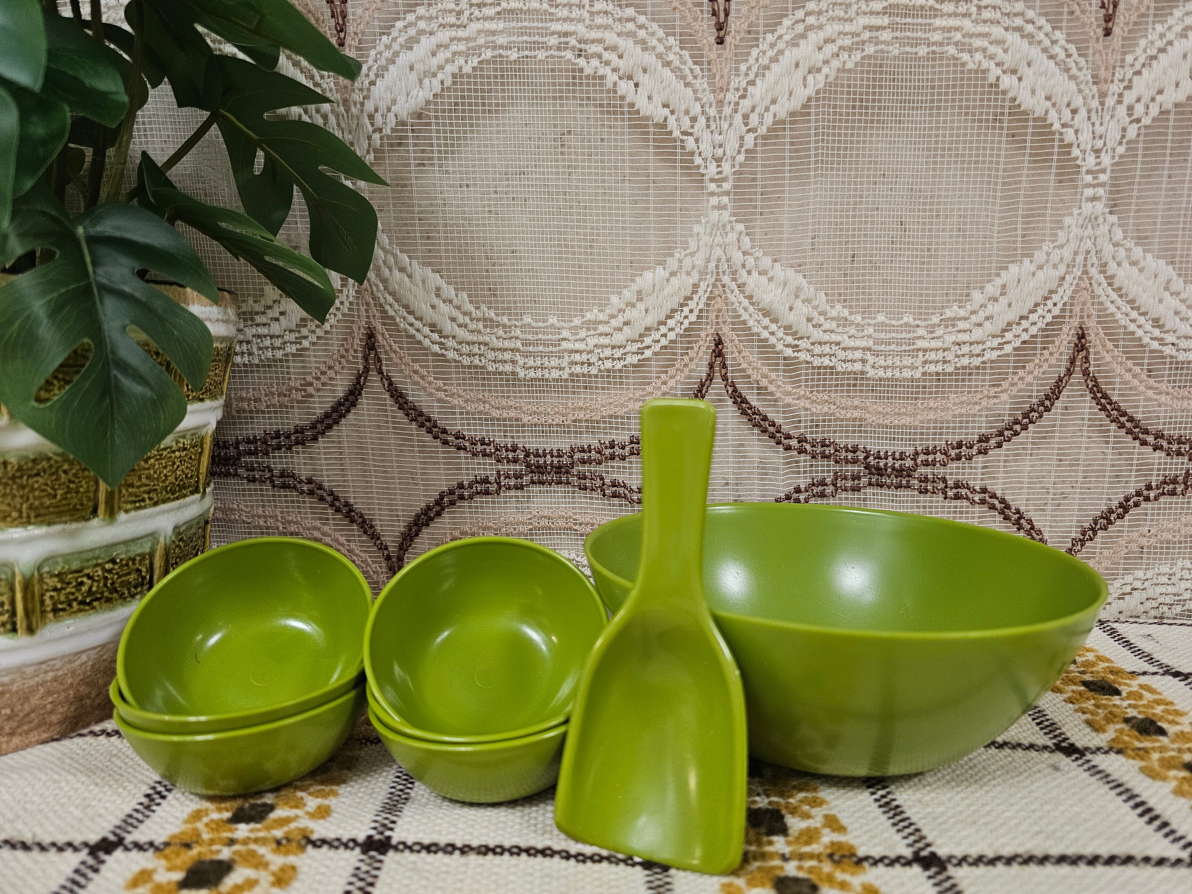 Vintage kunststof pindaset mosgroen met zes schaaltjes en lepel