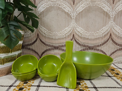 Vintage kunststof pindaset mosgroen met zes schaaltjes en lepel