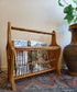 Vintage lectuurbak van hout en rotan met handgreep