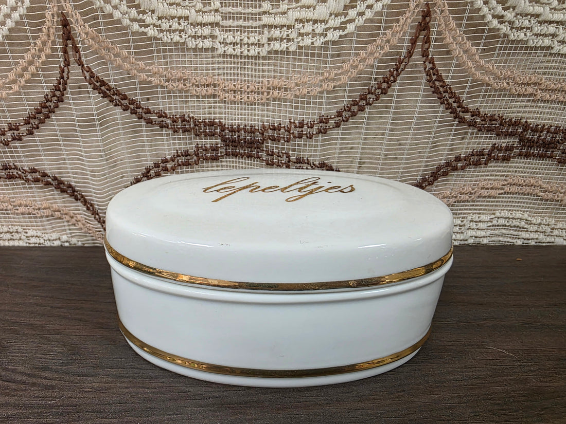 Wit vintage lepeltjesdoosje met gouden rand en opschrift lepeltjes