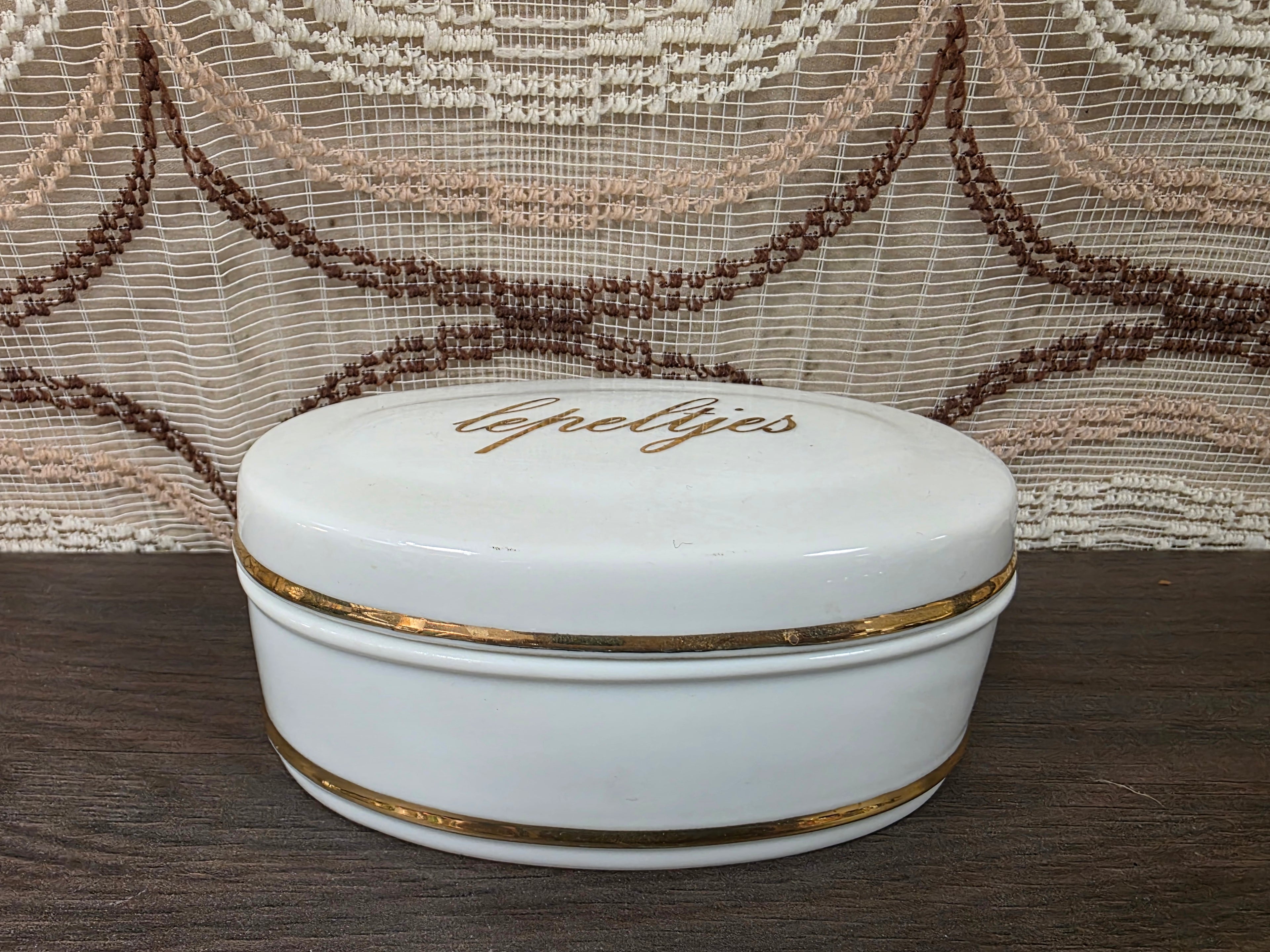Wit vintage lepeltjesdoosje met gouden rand en opschrift lepeltjes