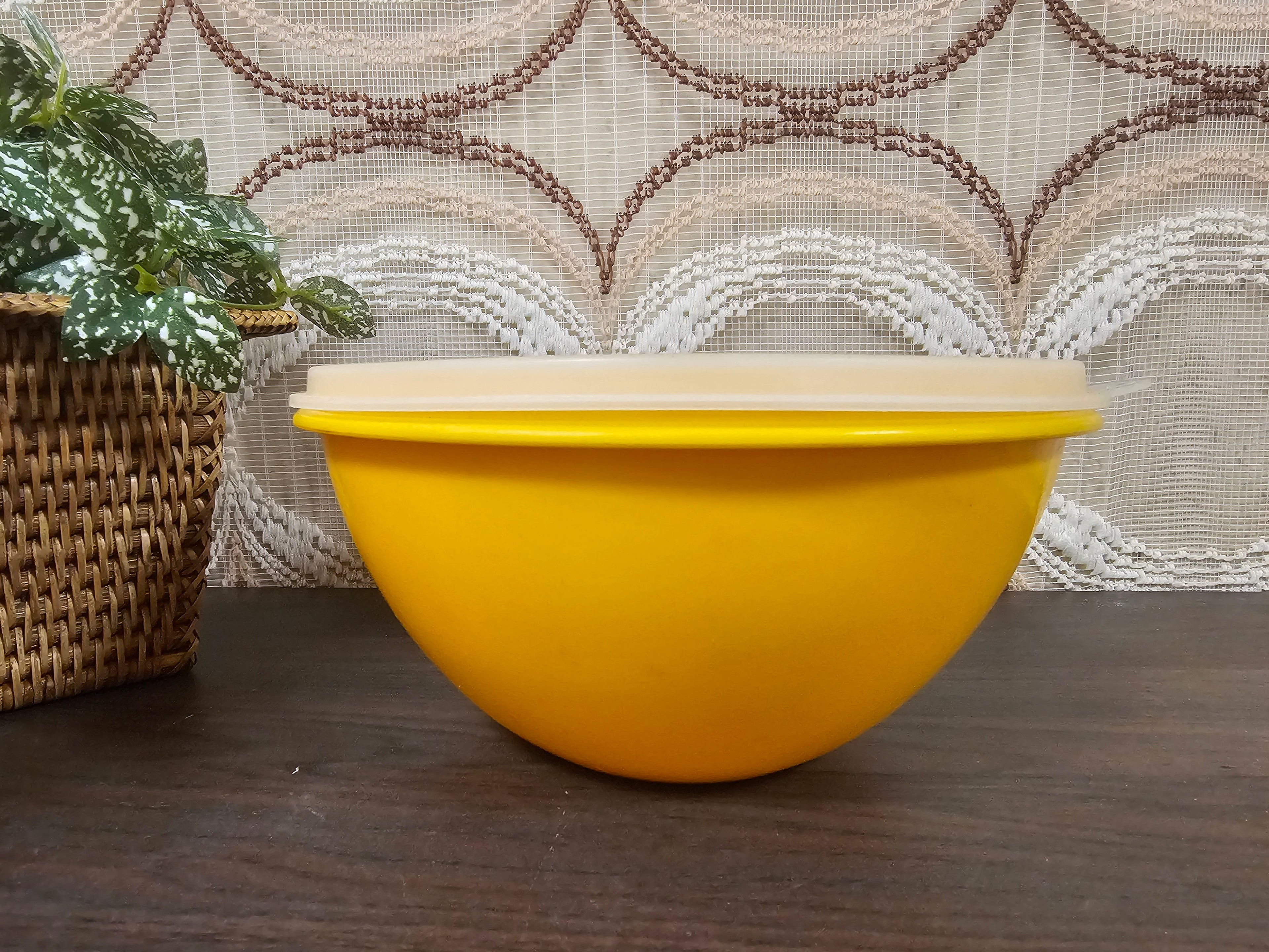 Licht oranje vintage Tupperware kom met deksel, 17,5 cm diameter en 9 cm hoog, geschikt voor bewaren en serveren.