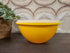 Licht oranje vintage Tupperware kom met deksel, 17,5 cm diameter en 9 cm hoog, geschikt voor bewaren en serveren.