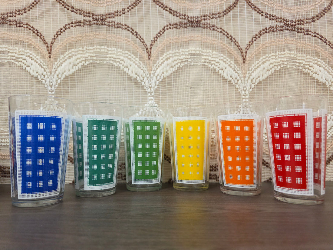 Vintage glazen met gekleurde ruitprint in blauw, groen, geel, oranje en rood