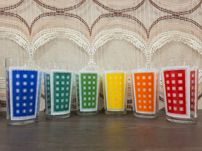 Vintage glazen met gekleurde ruitprint in blauw, groen, geel, oranje en rood