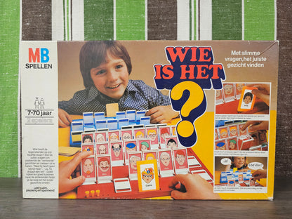 Vintage MB spel “Wie is het?” uit de jaren ’80, compleet in gebruikte staat met originele gezichten en kleurrijke speelborden