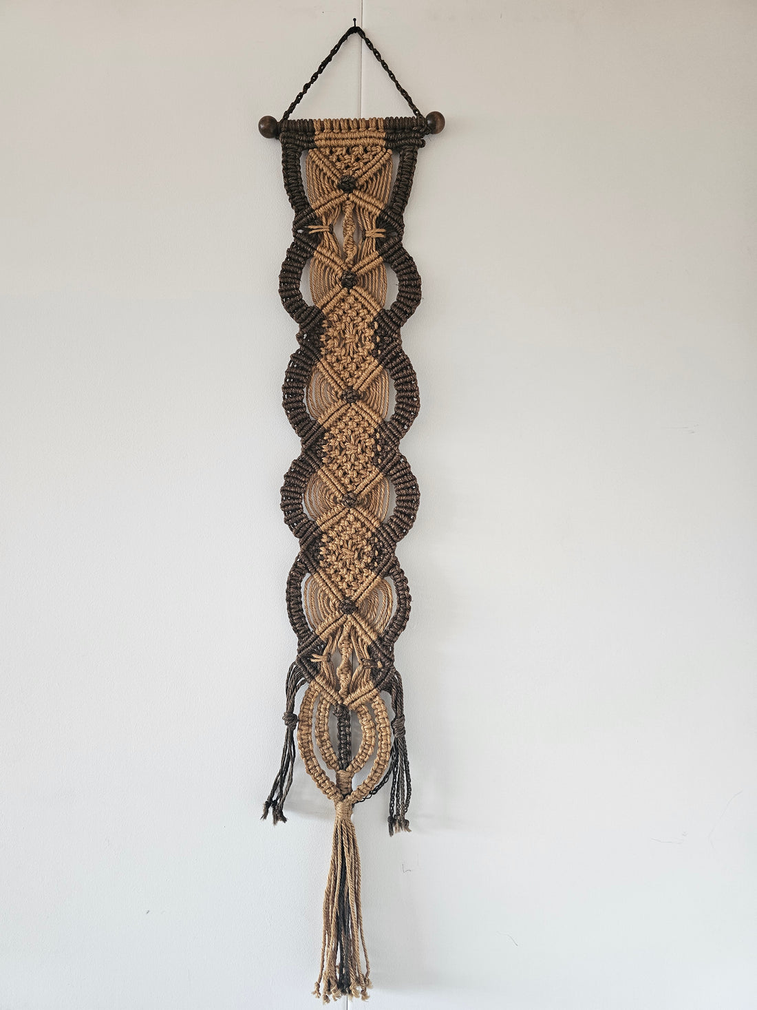 Vintage handgemaakte macramé wanddecoratie in bruin en beige, lengte 115 cm, breedte 22 cm bovenaan